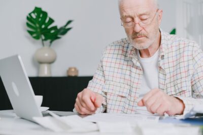 Retraites 2027 : au-dessus de 1 260 euros, les pensions pourraient ne plus suivre l&rsquo;inflation